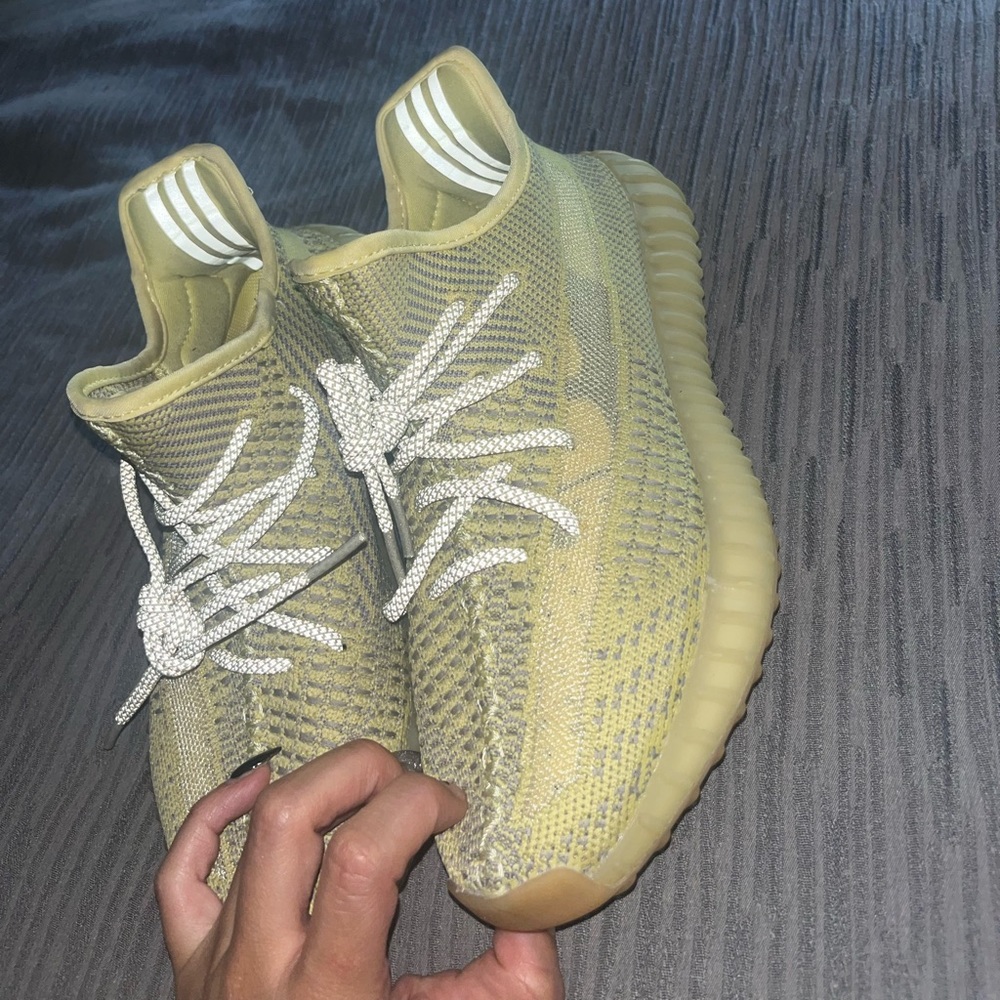 Authentic Yeezy sneakers lost box while moving !